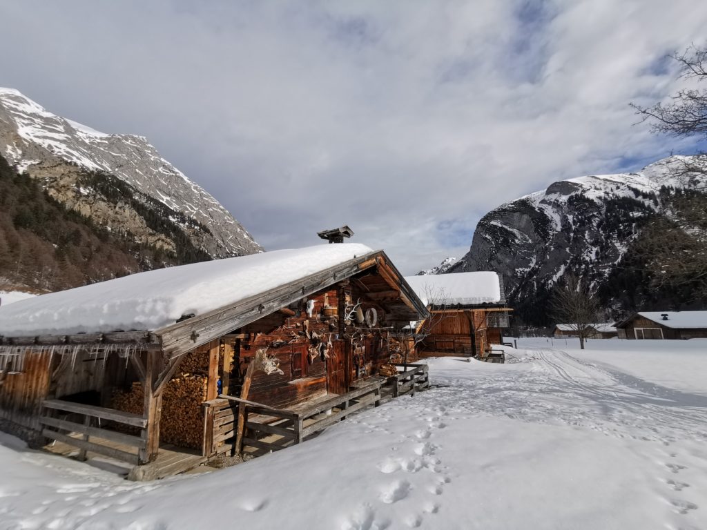 Ahornboden Winter - die Karwendelloipe führt zu den Hütten der Engalm am Großen Ahornboden