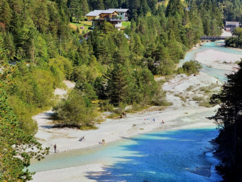 Naturpark Karwendel in Scharnitz - die junge Isar schimmert türkisgrün