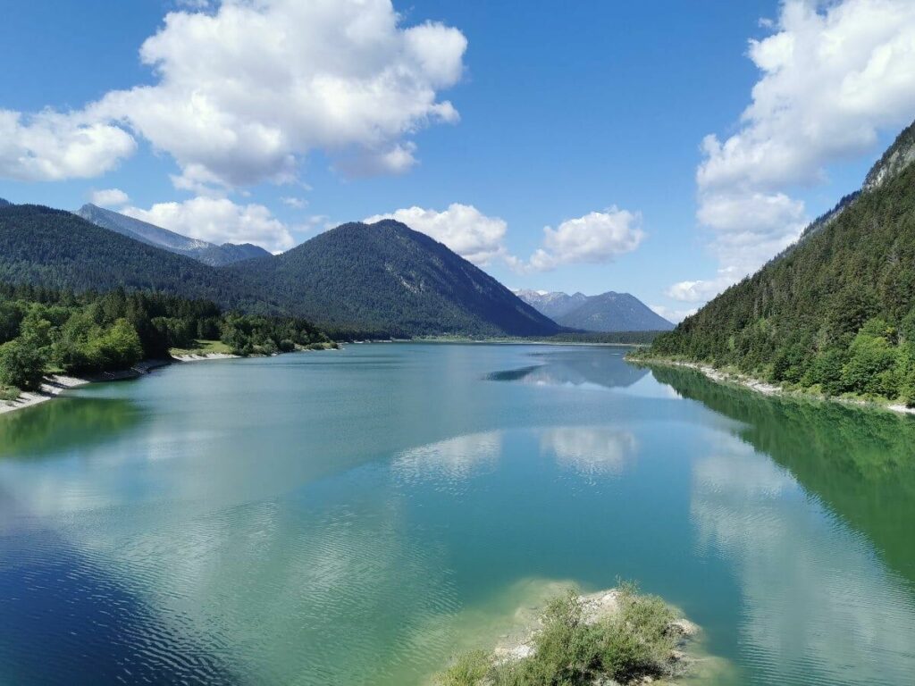 Vom Sylvensteinsee in Bayern kommst du mit dem Auto in das Herzen des Naturpark Karwendel