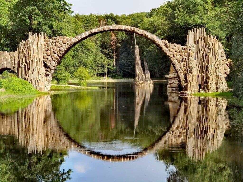 Naturschauspiel Deutschland - die Rakotzbrücke und der Rakotzsee