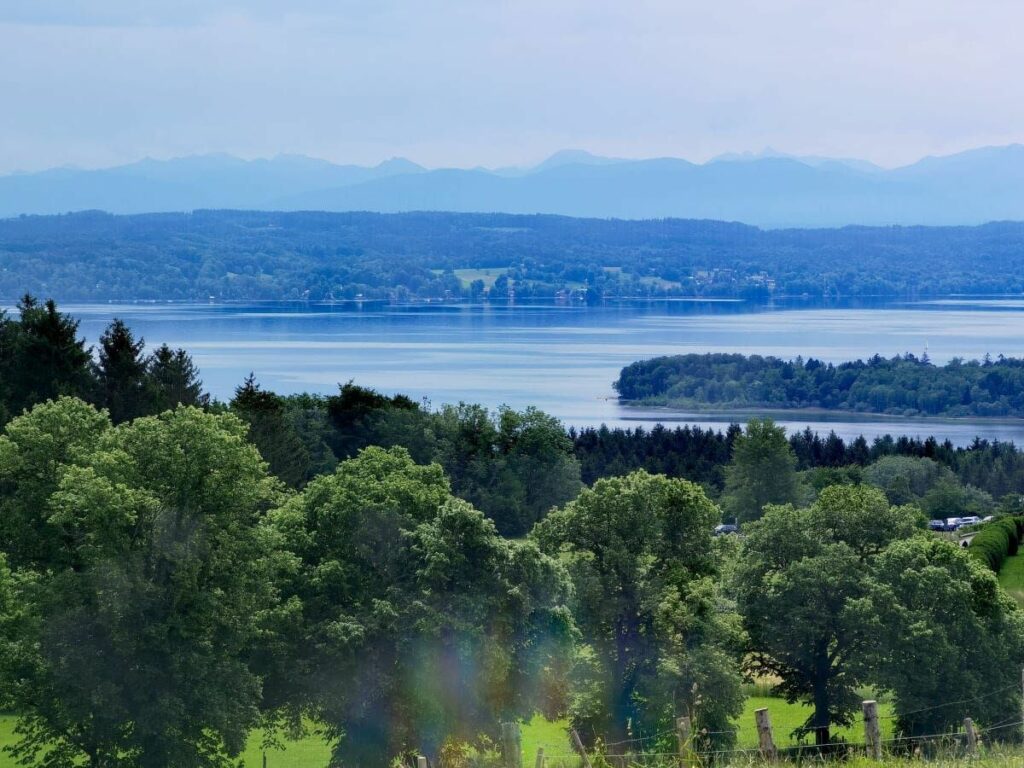 Die Ilkahöhe bietet dir diesen Blick über den Starnberger See auf die Münchner Hausberge