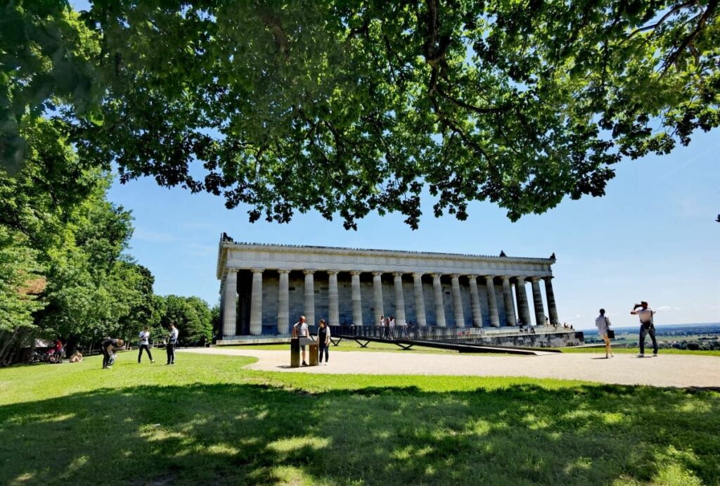 Naturschauspiel Bayern - die Walhalla oberhalb der Donau