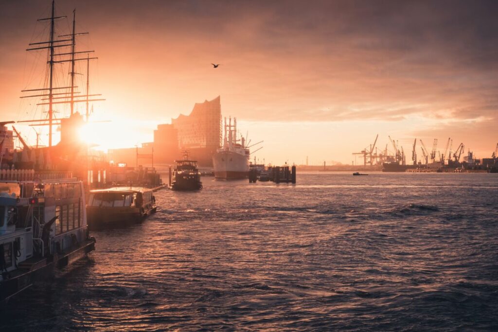 Naturschauspiele Deutschland: Von den Landungsbrücken die Elbe beim Sonnenuntergang bewundern