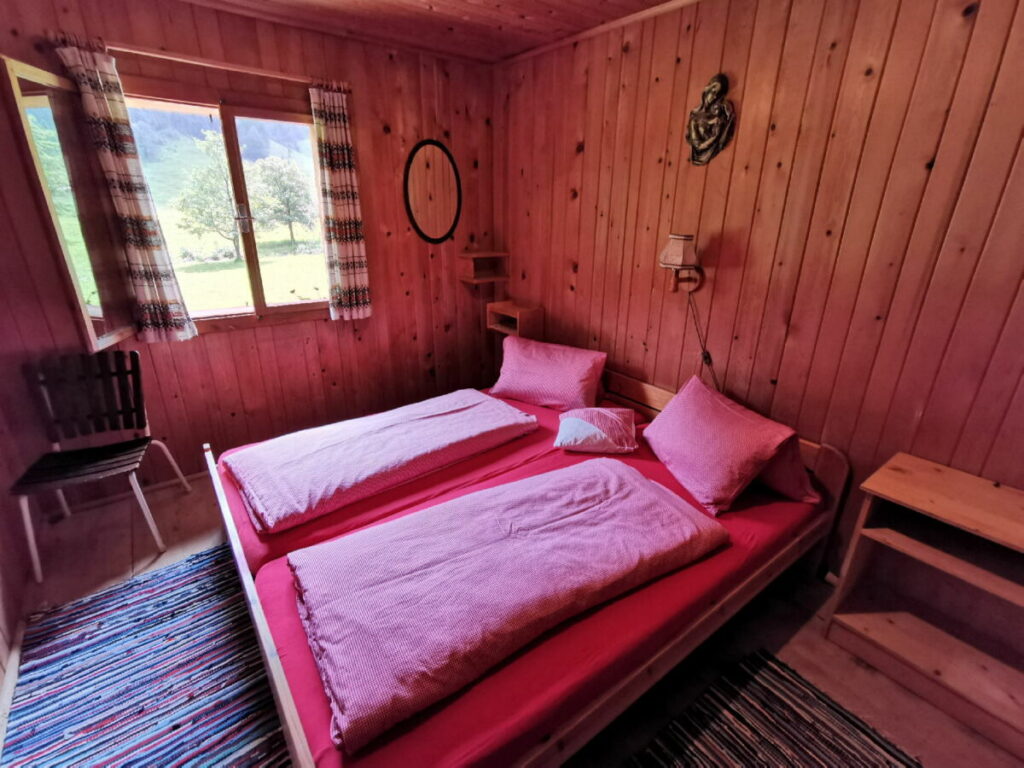 Das ist eines der Zimmer in der Nockhütte, im Almdorf der Engalm