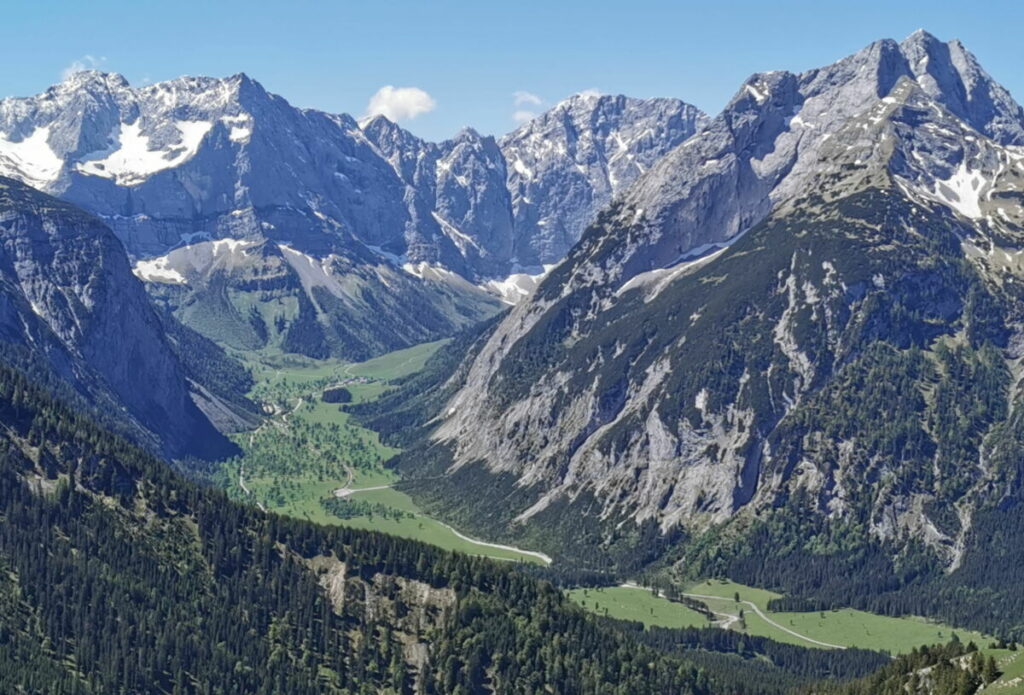 Zur Plumsjochhütte wandern und diesen Ausblick auf den Ahornboden genießen