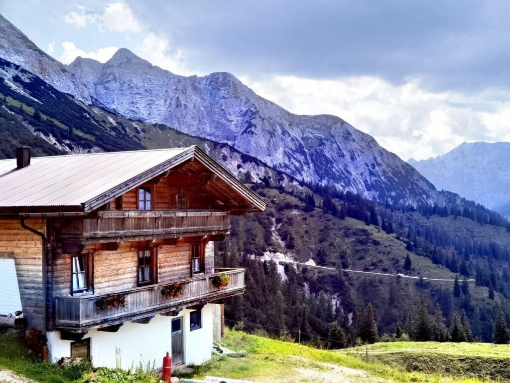 Die Plumsjochhütte mit dem Karwendel