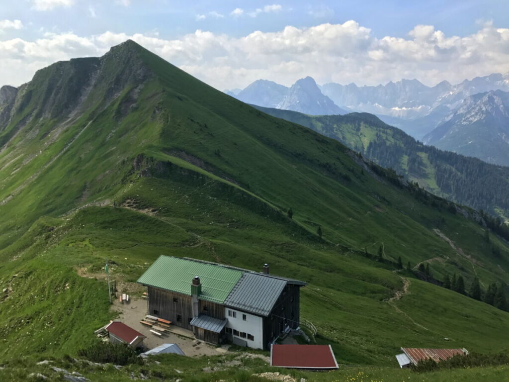 Die Tölzer Hütte liegt unterhalb des Gipfels am Schafreuter