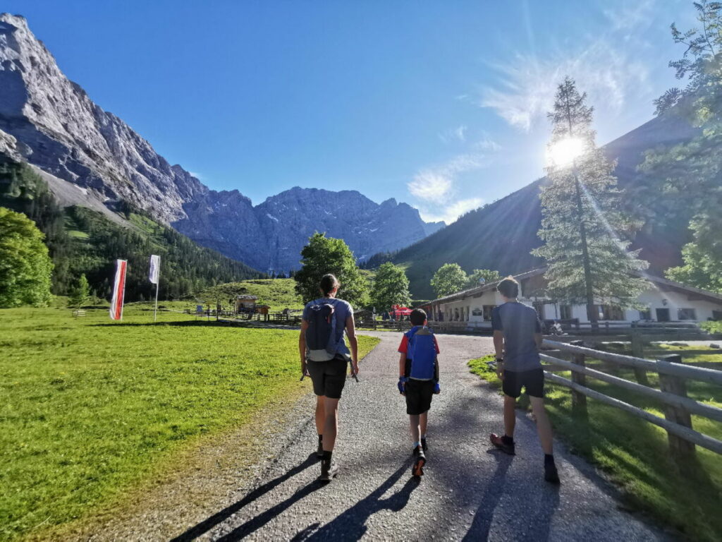 Auf dem Weg zum Spielplatz in der Eng