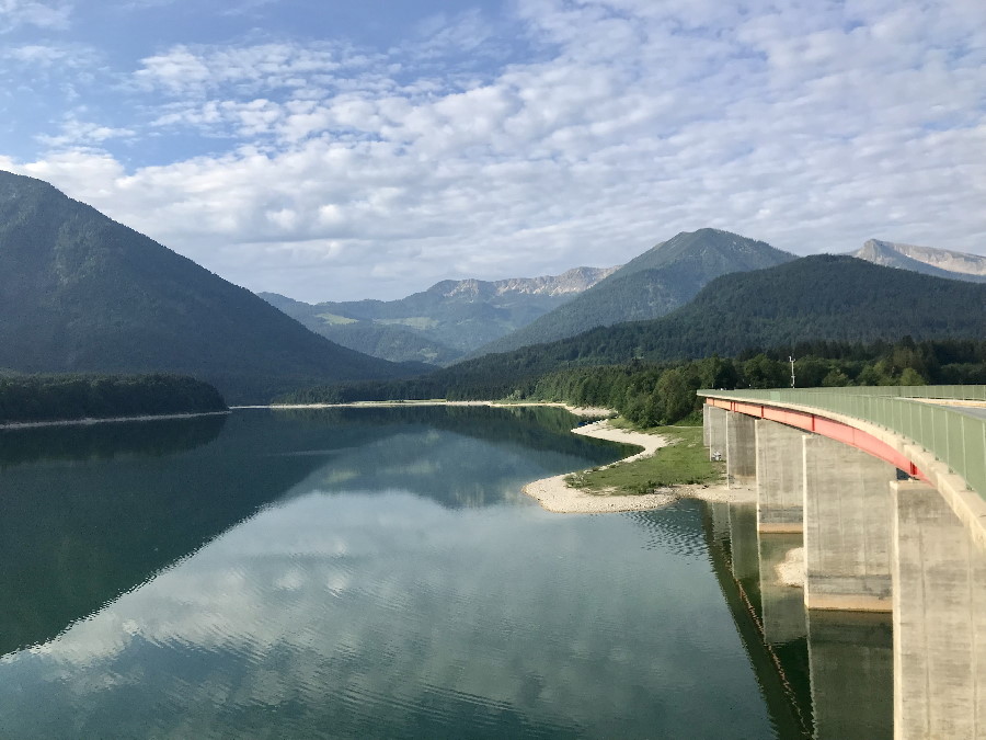 Die bekannte Brücke über den Sylvensteinsee, hinten die Berge des Karwendel