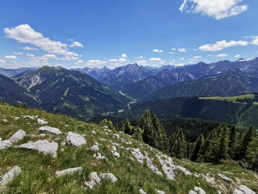 Aussicht vom Vorderskopf Gipfel über das Rißtal mit Hinterriss und das Karwendel