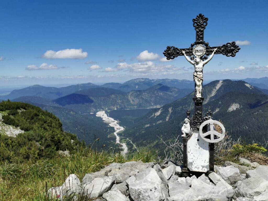 Das Vorderskopf Gipfelkreuz aus Guss - hinten im Bild dass Schotterbett des Rissbachs