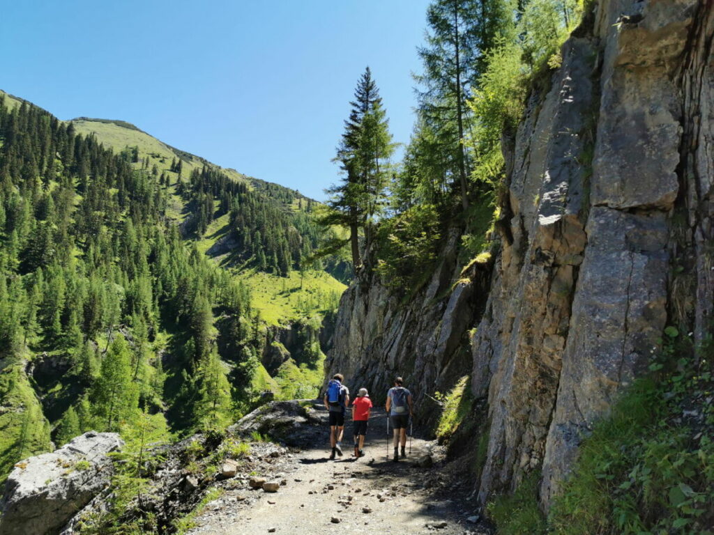 Dann geht´s entlang der steilen Felsen hinauf