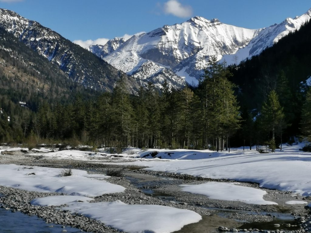 Ahornboden Winter - der Blick im Rißbachtal auf die weißen Berge des Karwendelgebirge