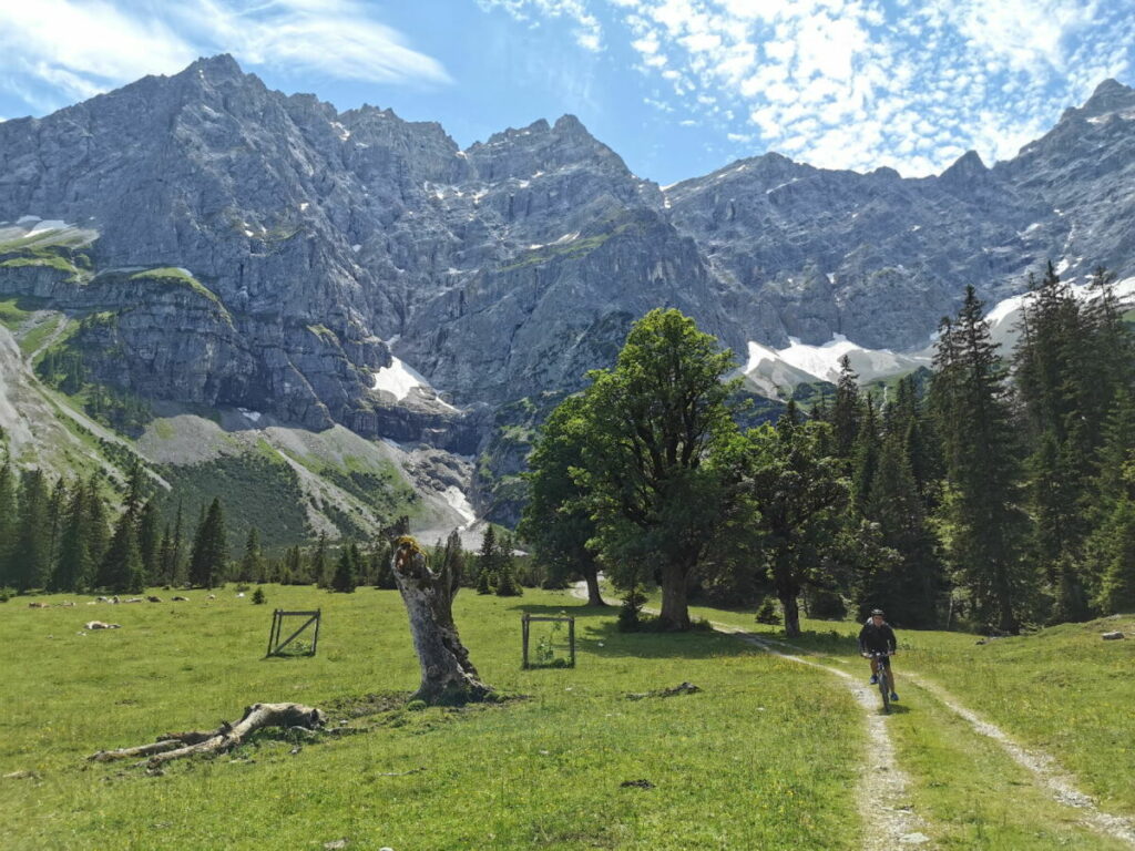 Kleiner Ahornboden mit den markanten Felswänden des Karwendel